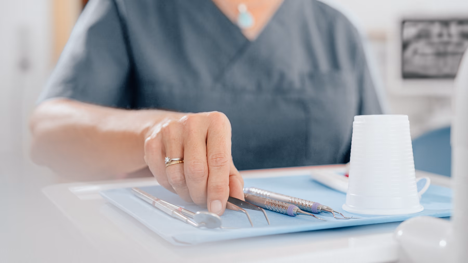 Vorbereitung einer parodontalen Behandlung – sterile Dentalinstrumente und Behandlungssetup in der Zahnarztpraxis