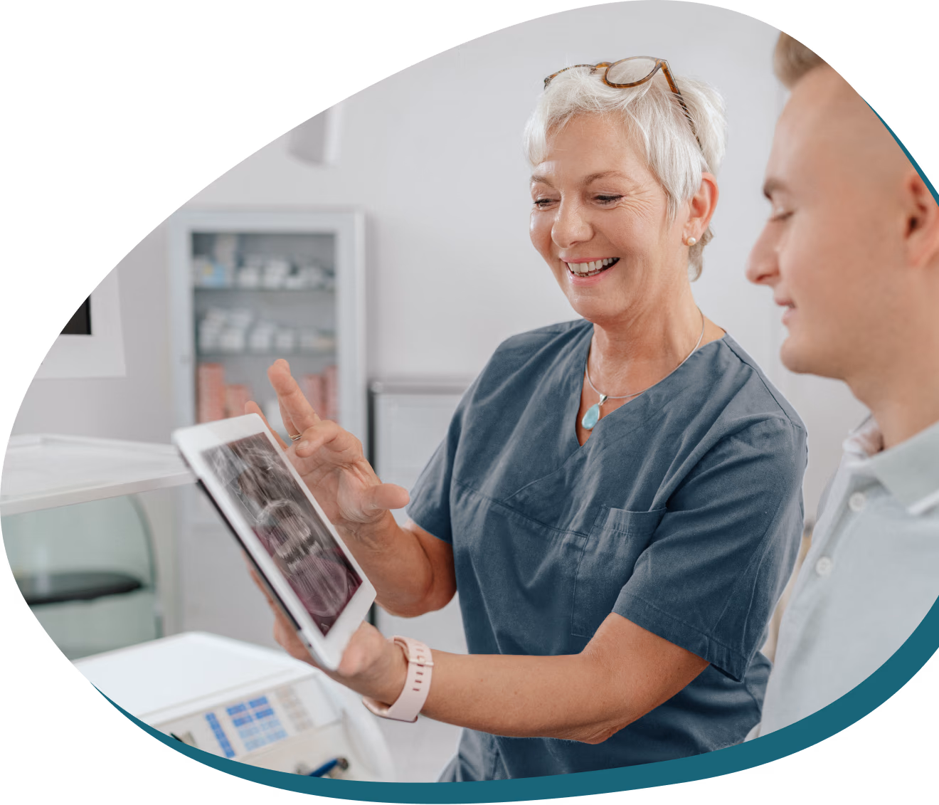 Digitale Parodontaldiagnostik – Zahnärztin erklärt Röntgenbild am Tablet zur individuellen Therapieplanung