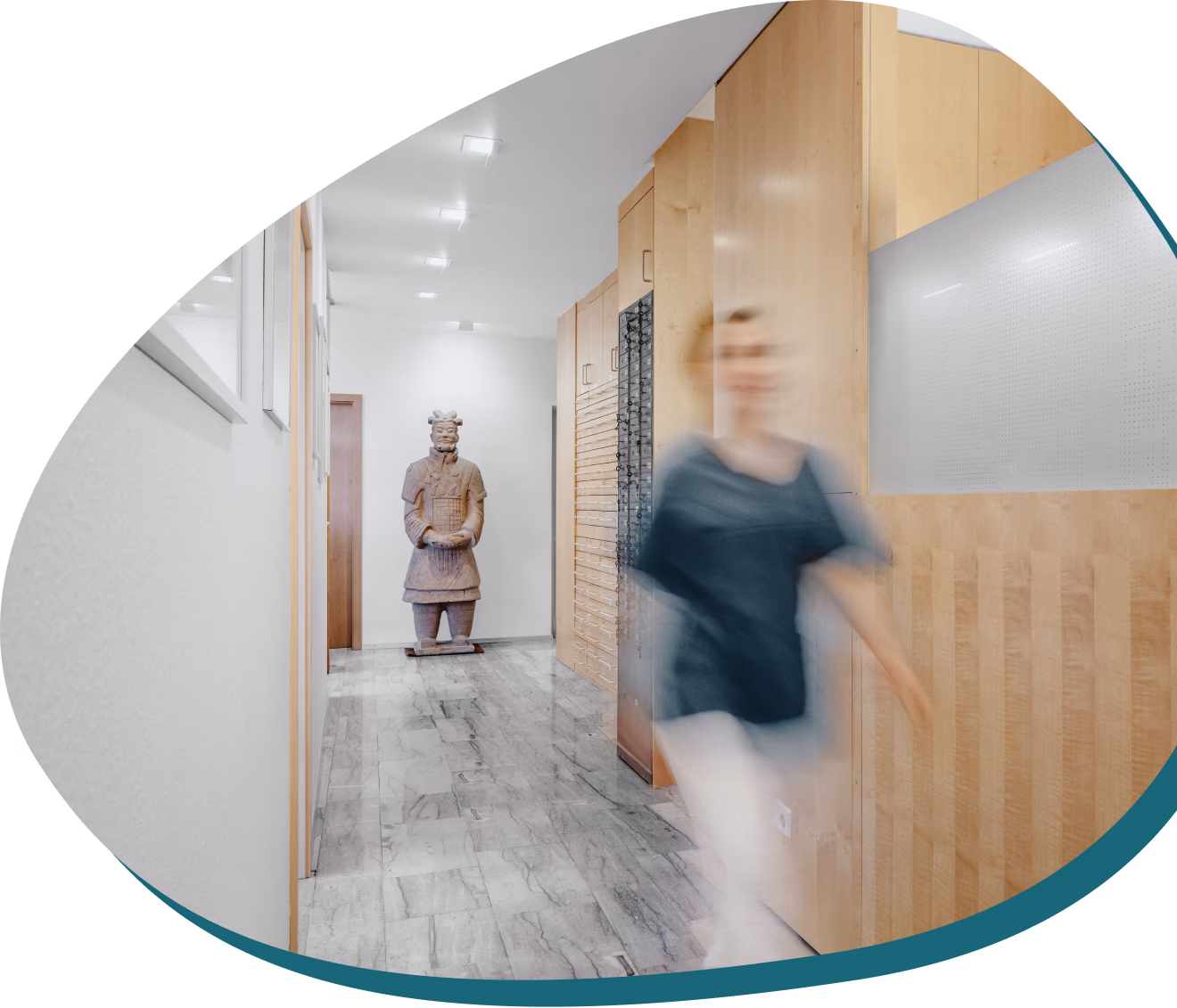 Einblick in die stilvolle Praxisatmosphäre – moderne Einrichtung und harmonisches Design mit fernöstlichen Akzenten