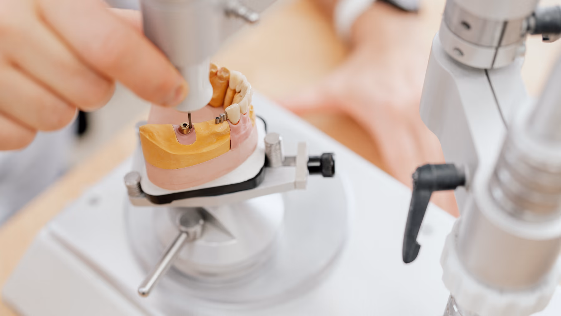 Präzise Bearbeitung eines Zahnimplantat-Modells im Dentallabor mit modernem Fräswerkzeug