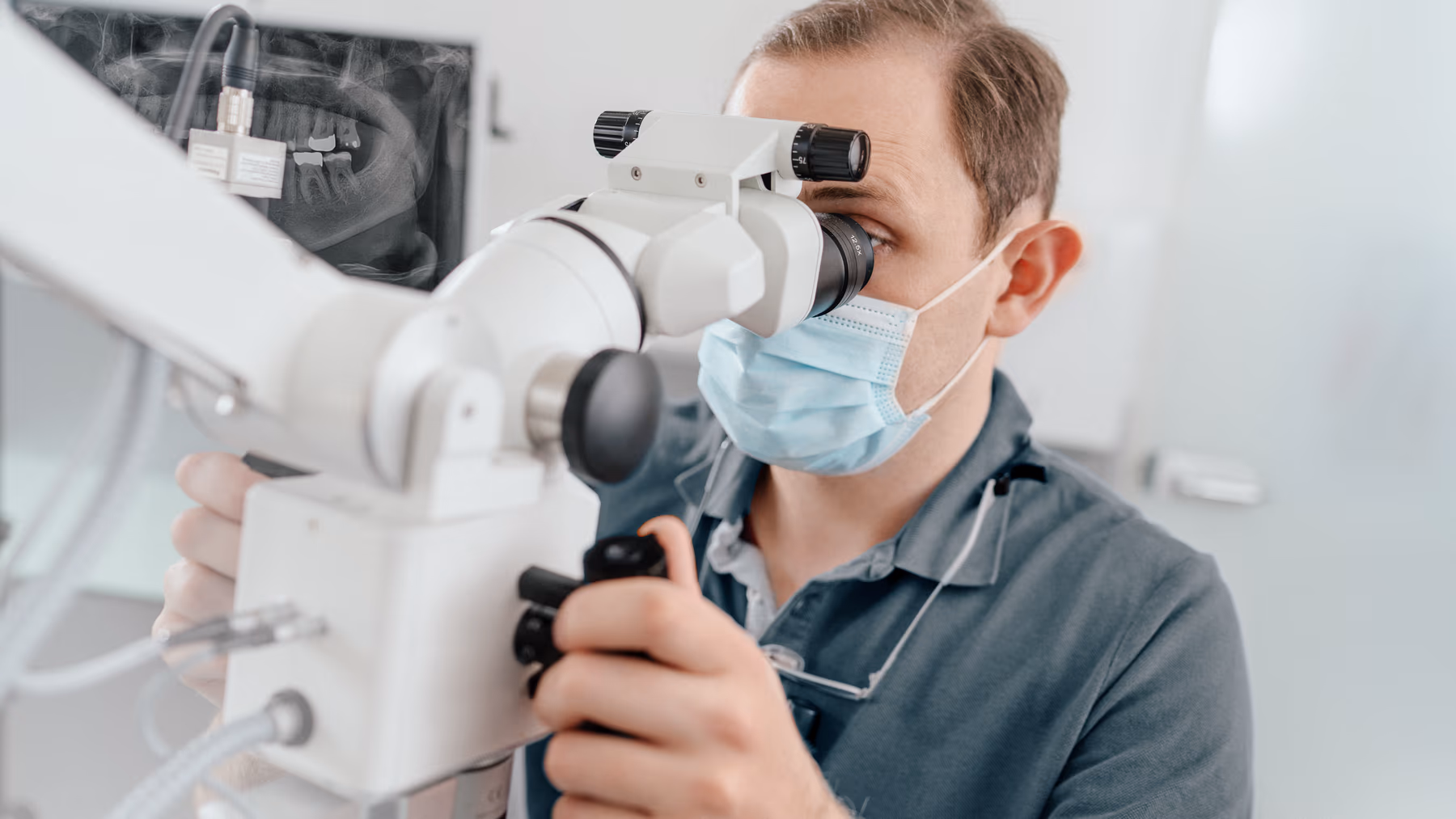 Präzise Wurzelbehandlung unter dem Operationsmikroskop – moderne endodontische Technik in der Zahnarztpraxis