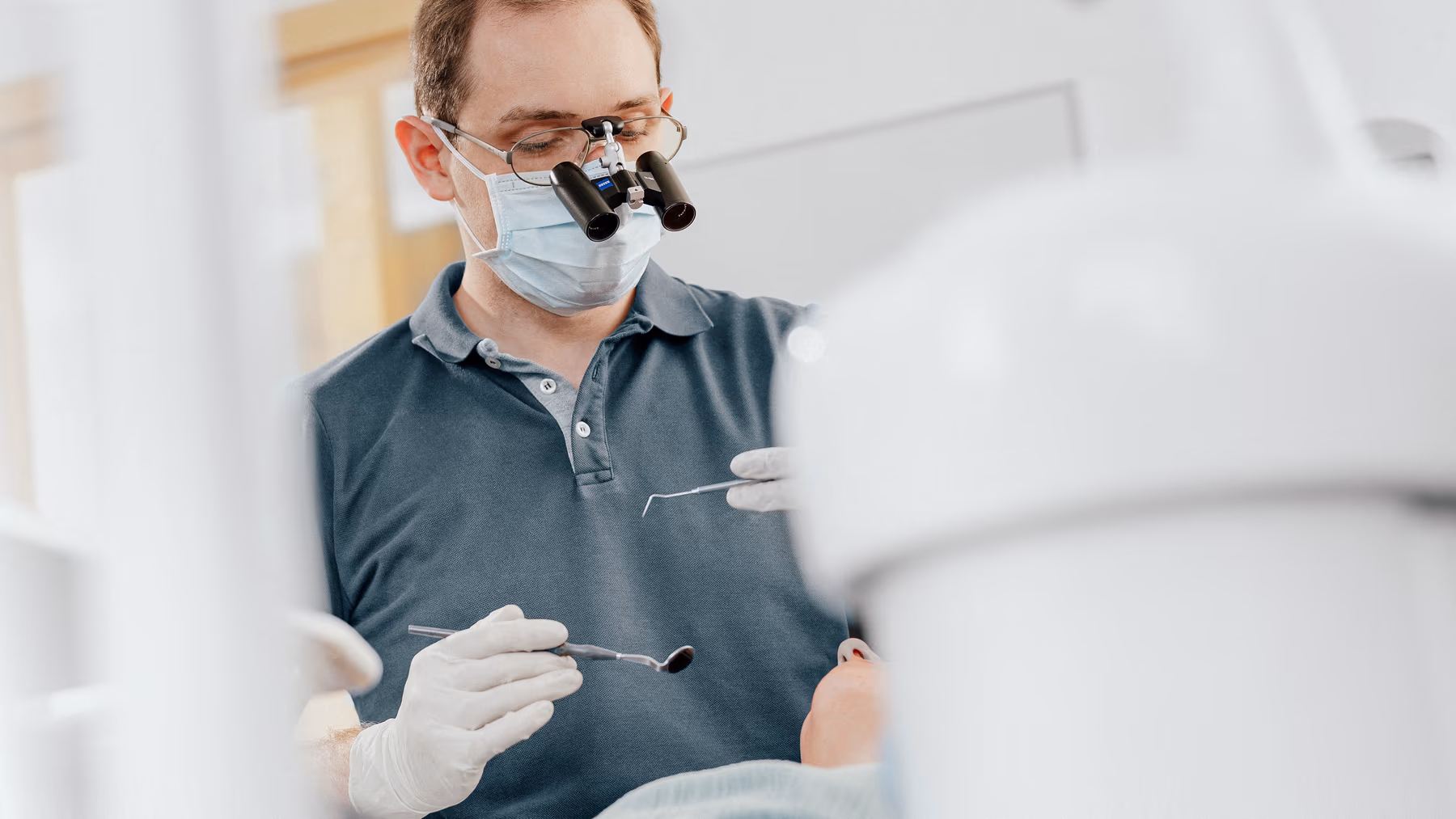 Wurzelkanalbehandlung mit optischer Vergrößerung – präzise endodontische Therapie durch Zahnarzt mit Lupenbrille