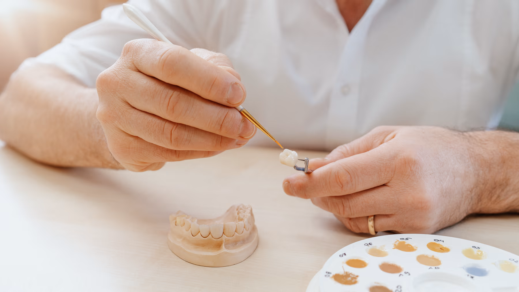 Individuelle Farbanpassung von Zahnersatz – Bemalung einer Zahnkrone für natürliche Ästhetik im Dentallabor